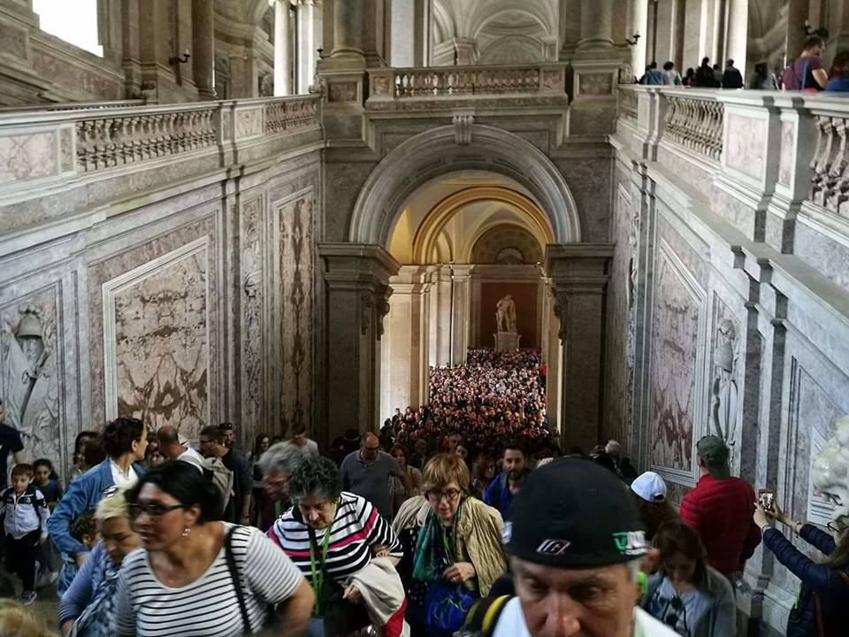 Dimostrazione della quantità di persone all'interno della Reggia di Caserta durante un'apertura gratuita domenicale.