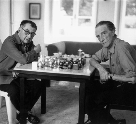 Fotografia che rappresenta Marcel Duchamp (a destra) e Man Ray, suo grande amico, nel 1952. 