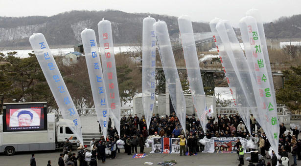 Attivisti sudcoreani ed ex disertori della Corea del Nord lanciano palloncini con materiale di propaganda contro il regime nordcoreano (16 febbraio 2011)
