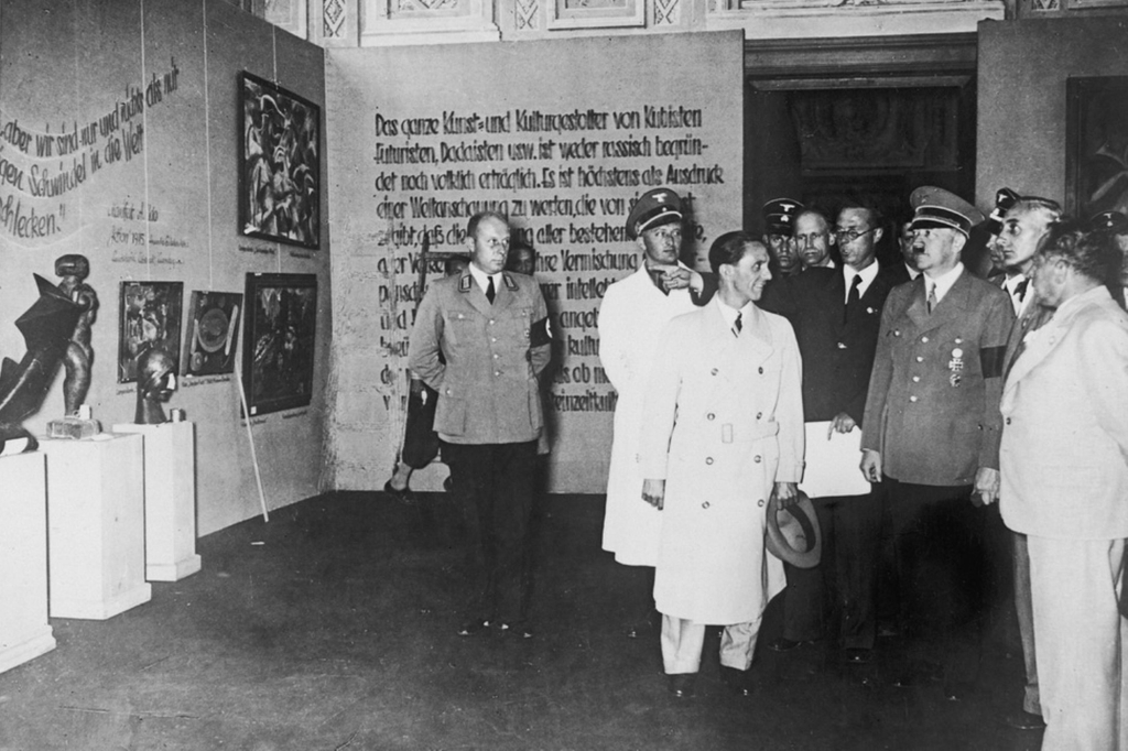 Hitler in visita alla "Mostra dell'arte degenerata" nel 1937. 