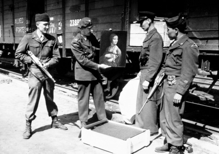  Tre Monuments Men posano con la "Dama con l'Ermellino" di Leonardo, recuperata nell'aprile 1946 in Polonia.
(dal sito  monumentsmenfoundation.org)