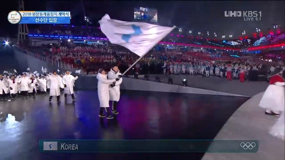 Olimpiadi Invernali 2018. Gli atleti delle due coree sfilano insieme nella cerimonia d'apertura.
