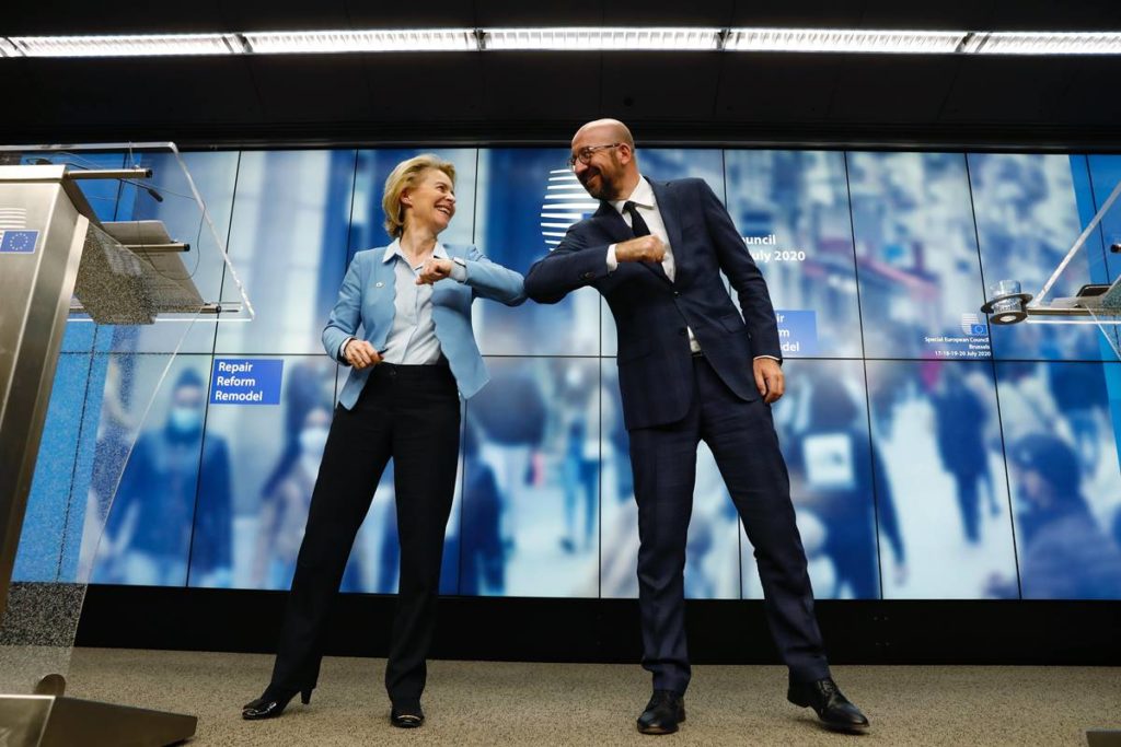 La presidente della Commissione Europea Ursula Von Der Leyen e il presidente del Consiglio Europeo Charles Michel durante una conferenza stampa sull'accordo.