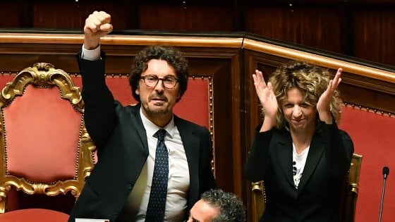 Gesti iconici della politica italiana e non sono presenti nella canzone del maestro Gaber