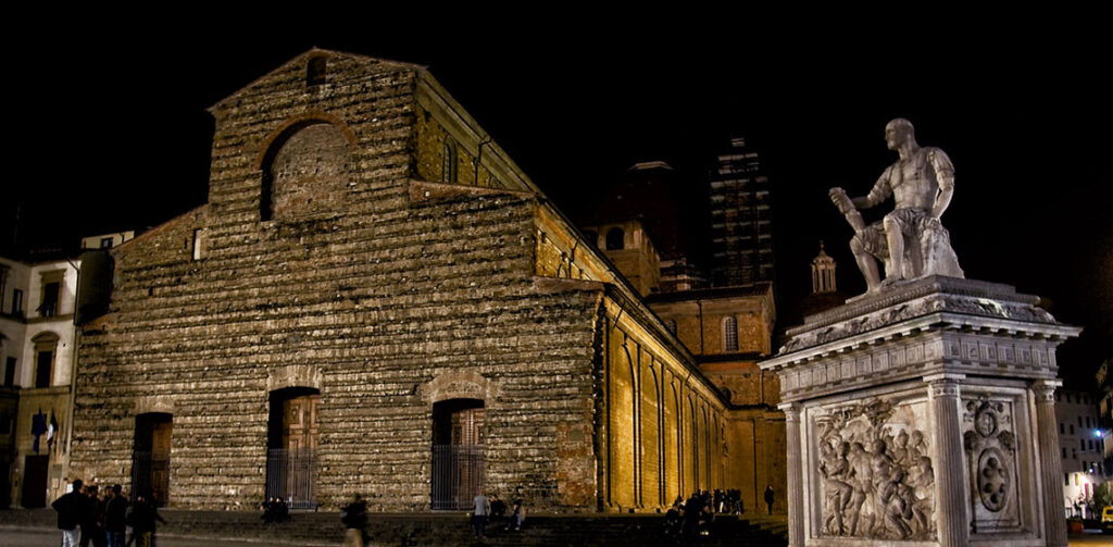 La Basilica di San Lorenzo e il Monumento a Giovanni delle Bande Nere di notte