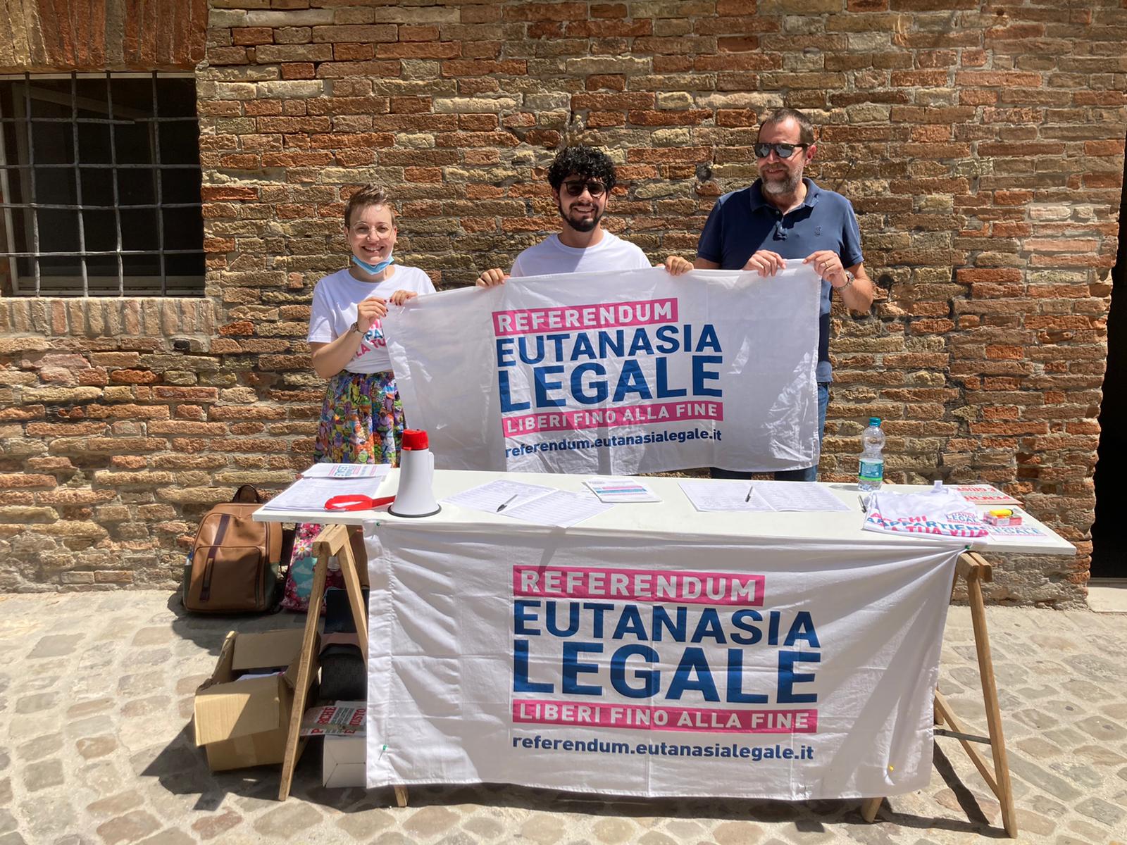 Giovanni Alvarez ed altri attivisti durante una raccolta firme per il referendum sull'eutanasia in piazza a Urbino, la cui festa è stata negata dall'Assessora e dall'amministrazione comunale